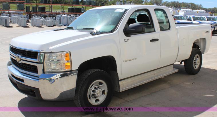 image for item L2326 2007 Chevrolet Silverado 2500HD Ext. Cab pickup truck