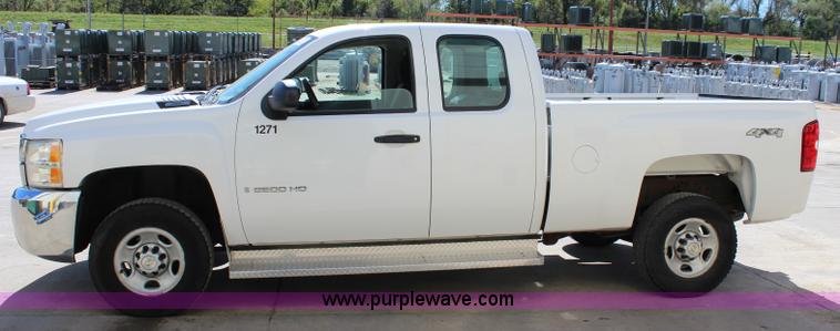 image for item L2326 2007 Chevrolet Silverado 2500HD Ext. Cab pickup truck