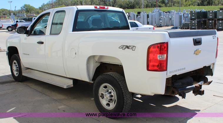 image for item L2326 2007 Chevrolet Silverado 2500HD Ext. Cab pickup truck