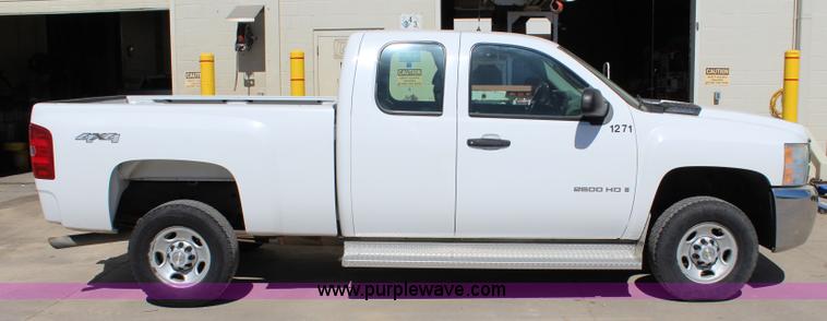 image for item L2326 2007 Chevrolet Silverado 2500HD Ext. Cab pickup truck