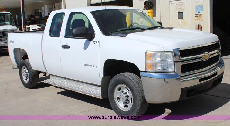 image for item L2326 2007 Chevrolet Silverado 2500HD Ext. Cab pickup truck