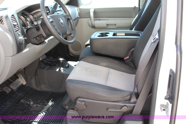 image for item L2326 2007 Chevrolet Silverado 2500HD Ext. Cab pickup truck