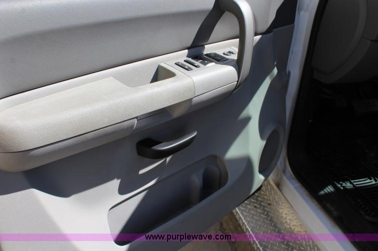 image for item L2326 2007 Chevrolet Silverado 2500HD Ext. Cab pickup truck