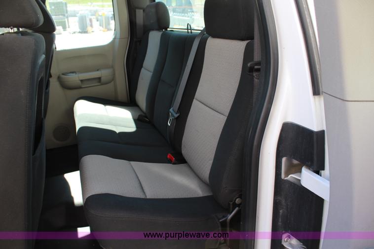 image for item L2326 2007 Chevrolet Silverado 2500HD Ext. Cab pickup truck