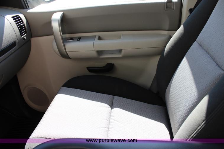 image for item L2326 2007 Chevrolet Silverado 2500HD Ext. Cab pickup truck