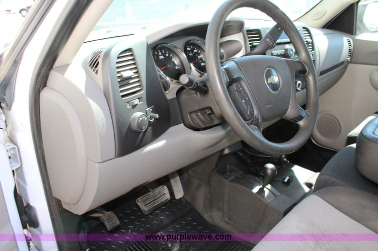 image for item L2326 2007 Chevrolet Silverado 2500HD Ext. Cab pickup truck