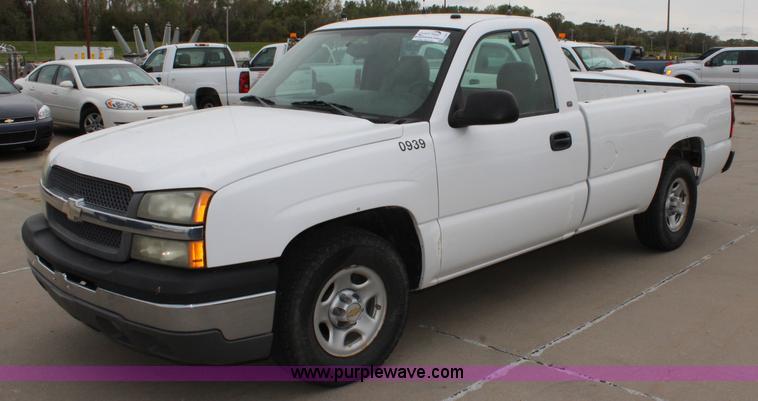 image for item L2327 2004 Chevrolet Silverado 1500 pickup truck