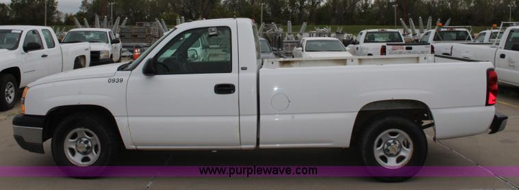 image for item L2327 2004 Chevrolet Silverado 1500 pickup truck