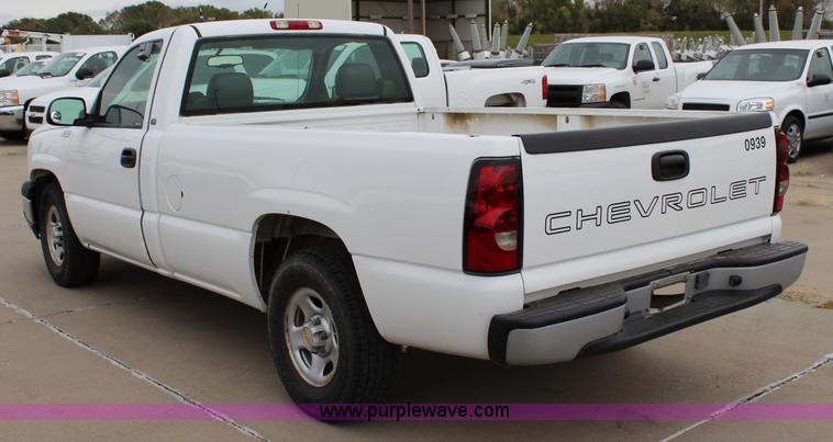 image for item L2327 2004 Chevrolet Silverado 1500 pickup truck