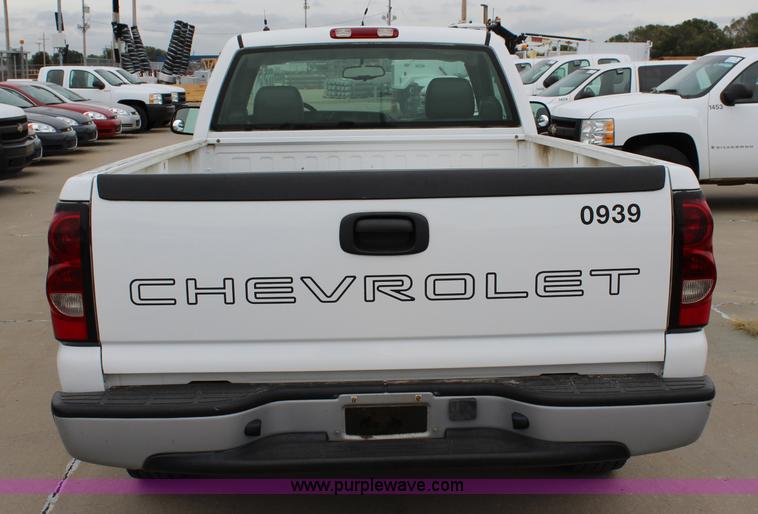 image for item L2327 2004 Chevrolet Silverado 1500 pickup truck