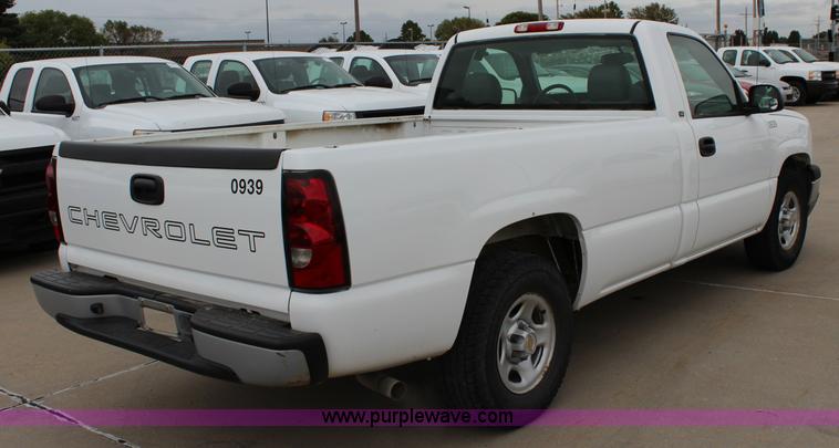 image for item L2327 2004 Chevrolet Silverado 1500 pickup truck