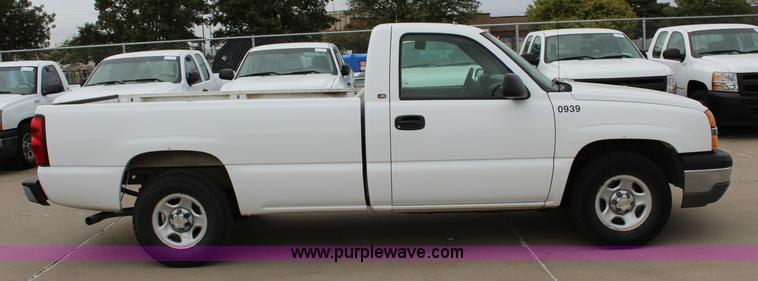 image for item L2327 2004 Chevrolet Silverado 1500 pickup truck