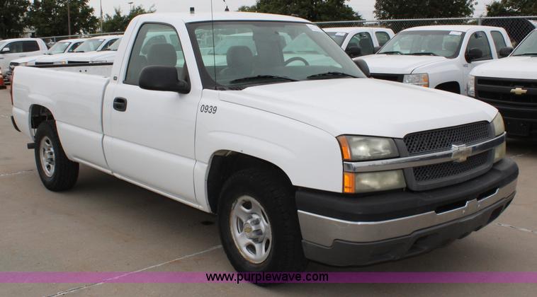 image for item L2327 2004 Chevrolet Silverado 1500 pickup truck