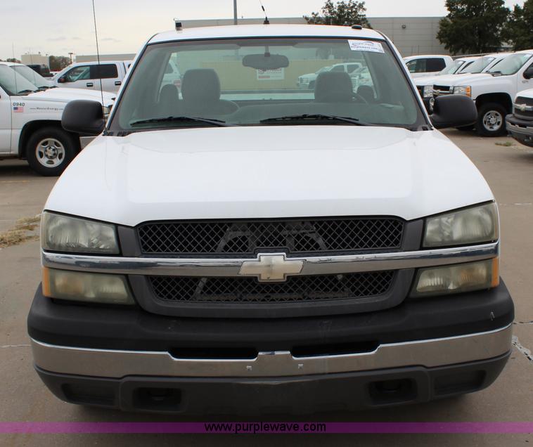 image for item L2327 2004 Chevrolet Silverado 1500 pickup truck