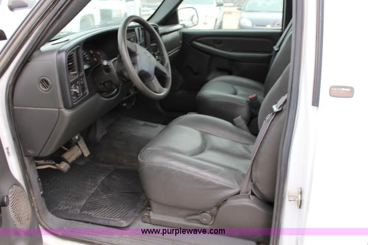 image for item L2327 2004 Chevrolet Silverado 1500 pickup truck