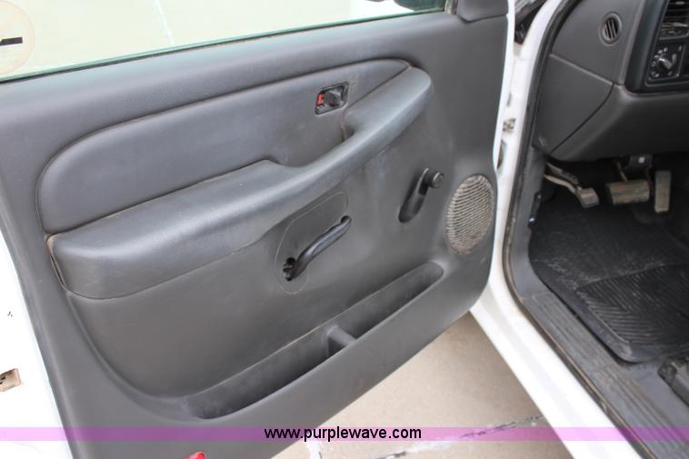 image for item L2327 2004 Chevrolet Silverado 1500 pickup truck