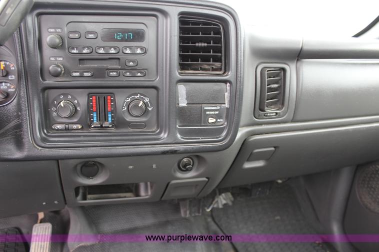 image for item L2327 2004 Chevrolet Silverado 1500 pickup truck