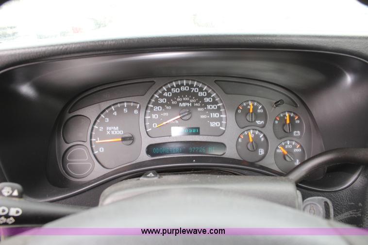 image for item L2327 2004 Chevrolet Silverado 1500 pickup truck