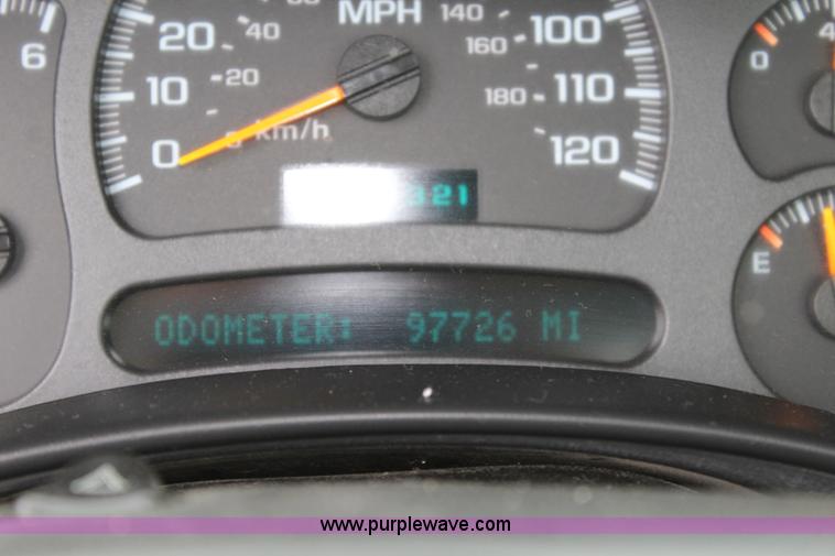 image for item L2327 2004 Chevrolet Silverado 1500 pickup truck