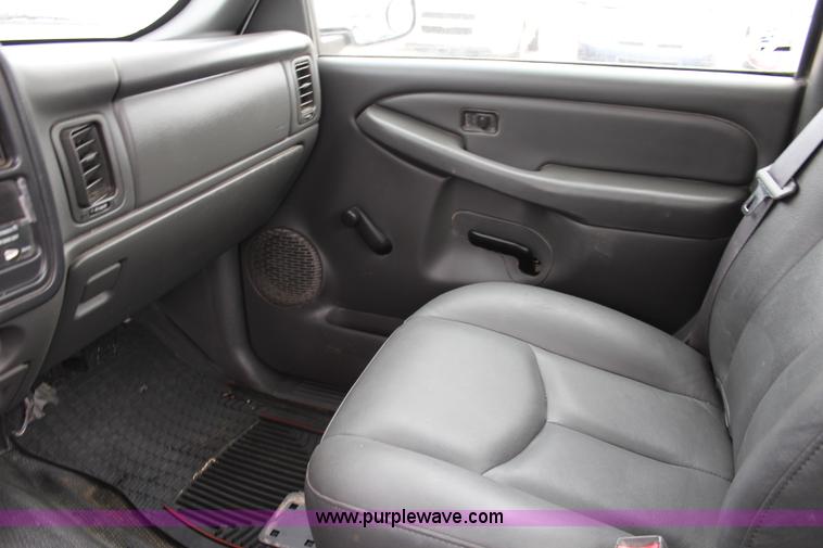 image for item L2327 2004 Chevrolet Silverado 1500 pickup truck