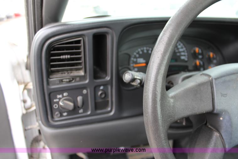 image for item L2327 2004 Chevrolet Silverado 1500 pickup truck