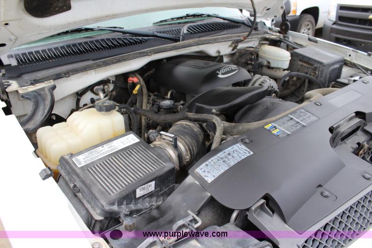 image for item L2327 2004 Chevrolet Silverado 1500 pickup truck