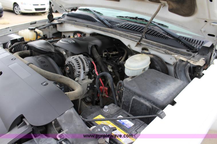 image for item L2327 2004 Chevrolet Silverado 1500 pickup truck