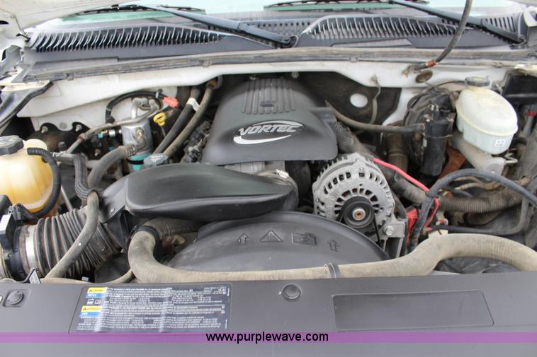 image for item L2327 2004 Chevrolet Silverado 1500 pickup truck