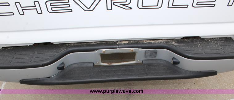 image for item L2327 2004 Chevrolet Silverado 1500 pickup truck