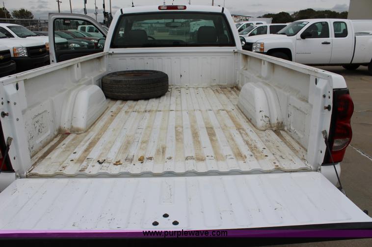 image for item L2327 2004 Chevrolet Silverado 1500 pickup truck