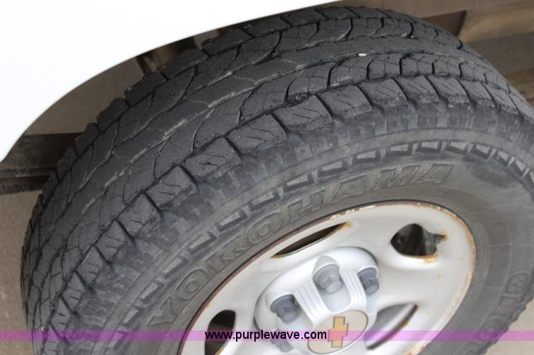 image for item L2327 2004 Chevrolet Silverado 1500 pickup truck