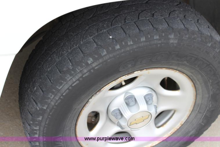 image for item L2327 2004 Chevrolet Silverado 1500 pickup truck