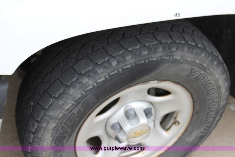 image for item L2327 2004 Chevrolet Silverado 1500 pickup truck