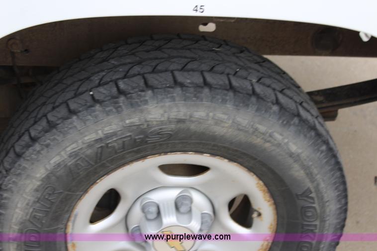 image for item L2327 2004 Chevrolet Silverado 1500 pickup truck