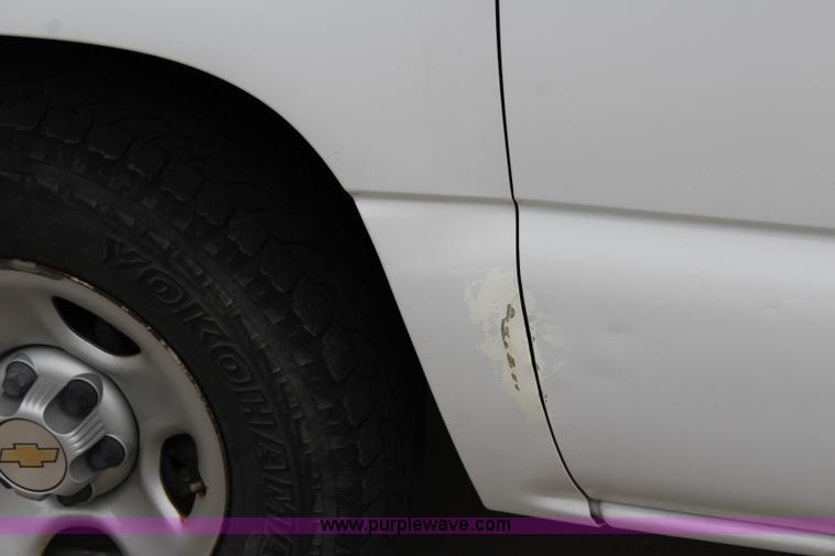 image for item L2327 2004 Chevrolet Silverado 1500 pickup truck