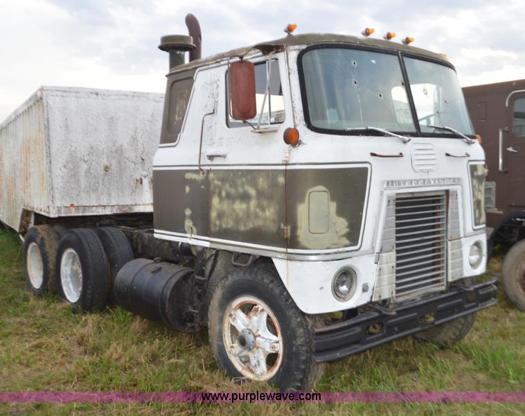 image for item L4089 1967 International semi truck