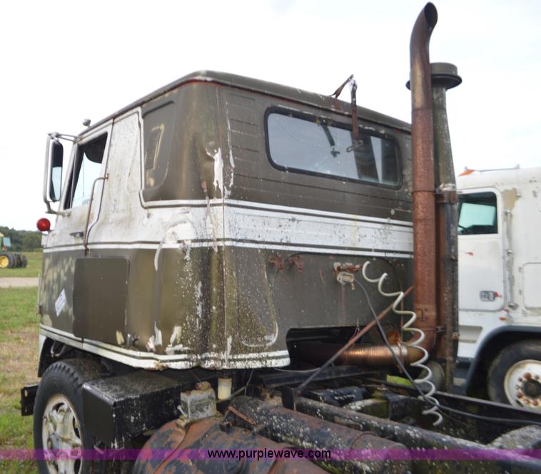 image for item L4089 1967 International semi truck