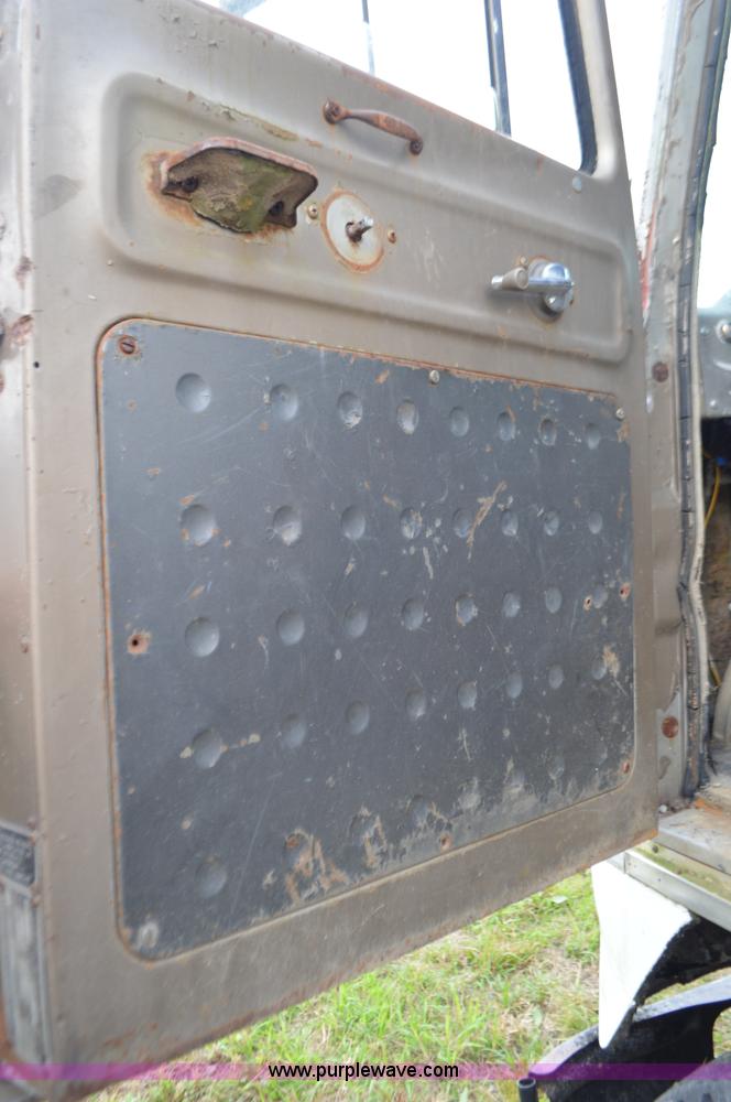 image for item L4089 1967 International semi truck