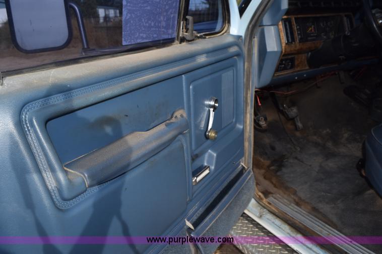 image for item L5003 1986 Ford F350 Crew Cab flatbed pickup truck