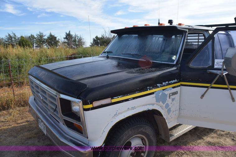 image for item L5003 1986 Ford F350 Crew Cab flatbed pickup truck