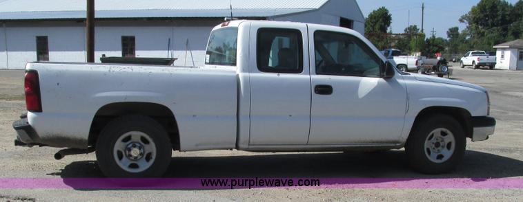 image for item L5297 2004 Chevrolet Silverado 1500 Ext. Cab pickup truck