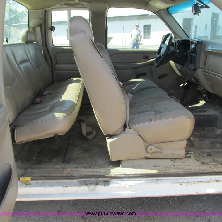 image for item L5297 2004 Chevrolet Silverado 1500 Ext. Cab pickup truck