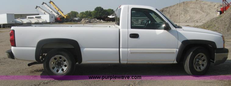 image for item L6371 2005 Chevrolet Silverado 1500 LS pickup truck