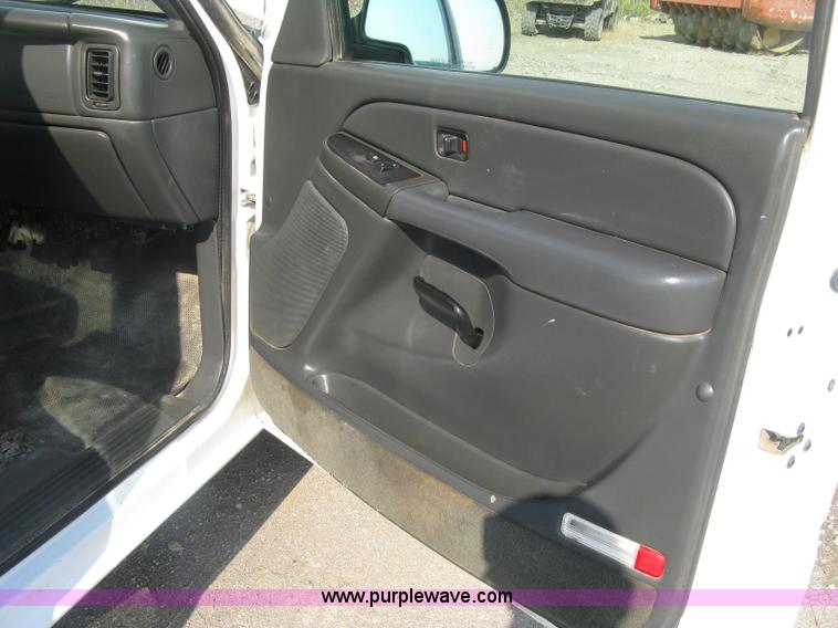 image for item L6371 2005 Chevrolet Silverado 1500 LS pickup truck