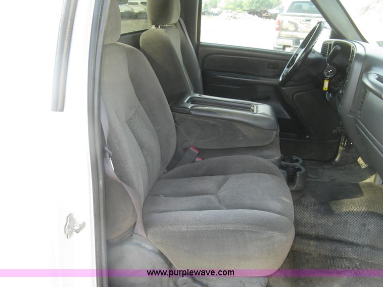 image for item L6371 2005 Chevrolet Silverado 1500 LS pickup truck