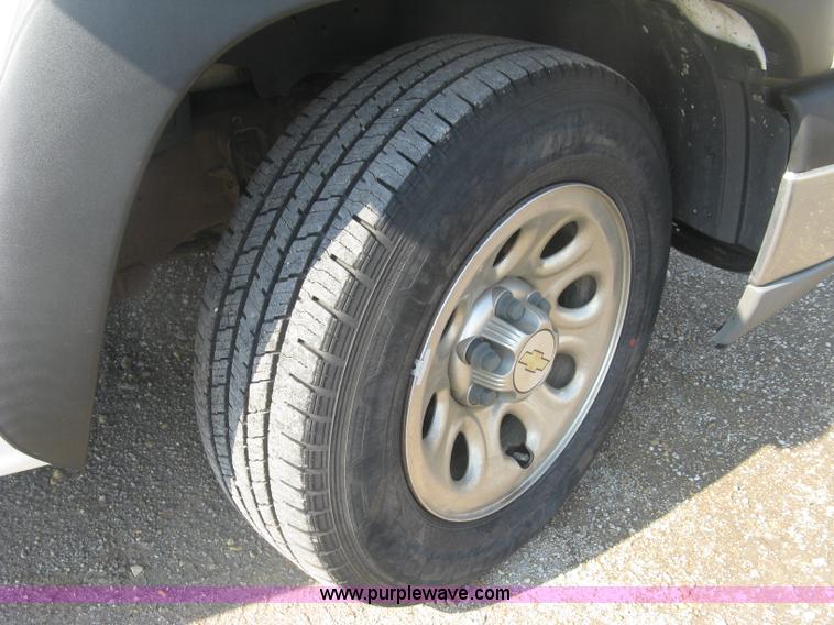 image for item L6371 2005 Chevrolet Silverado 1500 LS pickup truck