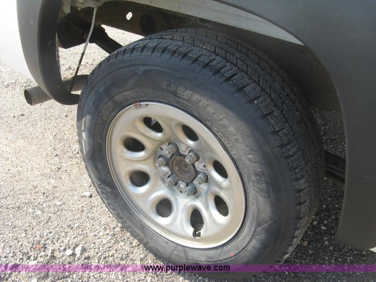 image for item L6371 2005 Chevrolet Silverado 1500 LS pickup truck