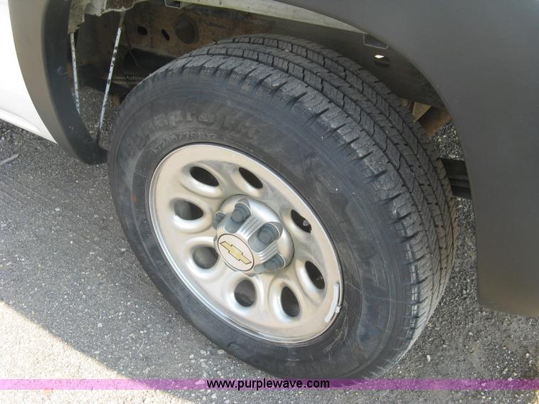 image for item L6371 2005 Chevrolet Silverado 1500 LS pickup truck