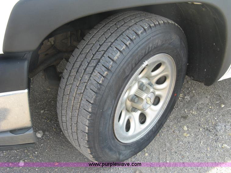 image for item L6371 2005 Chevrolet Silverado 1500 LS pickup truck