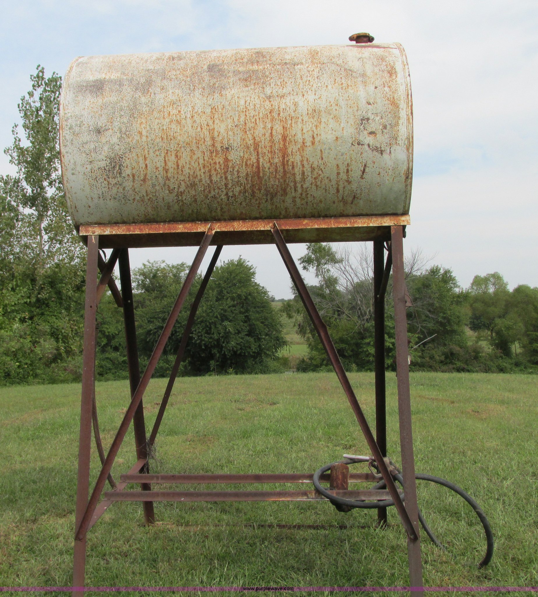 Gravity feed fuel tank in Belton, MO Item K9448 sold Purple Wave